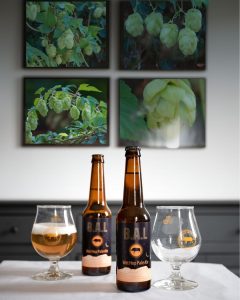 Une photo de 2 bières WHPA sur une table accompagnées de 2 verres
